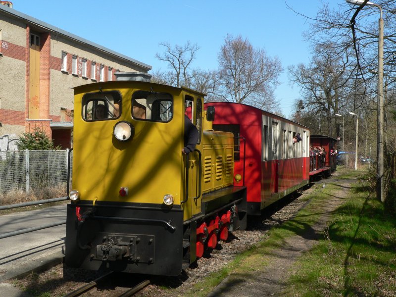 Ostereier suchen mit der Parkeisenbahn Wuhlheide. Gestern und heute gab es kombinierte Fahrten der historischen S-Bahn und der Berliner Parkeisenbahn. Die Kleinen konnten dabei Ostereier suchen. 7.4.2007