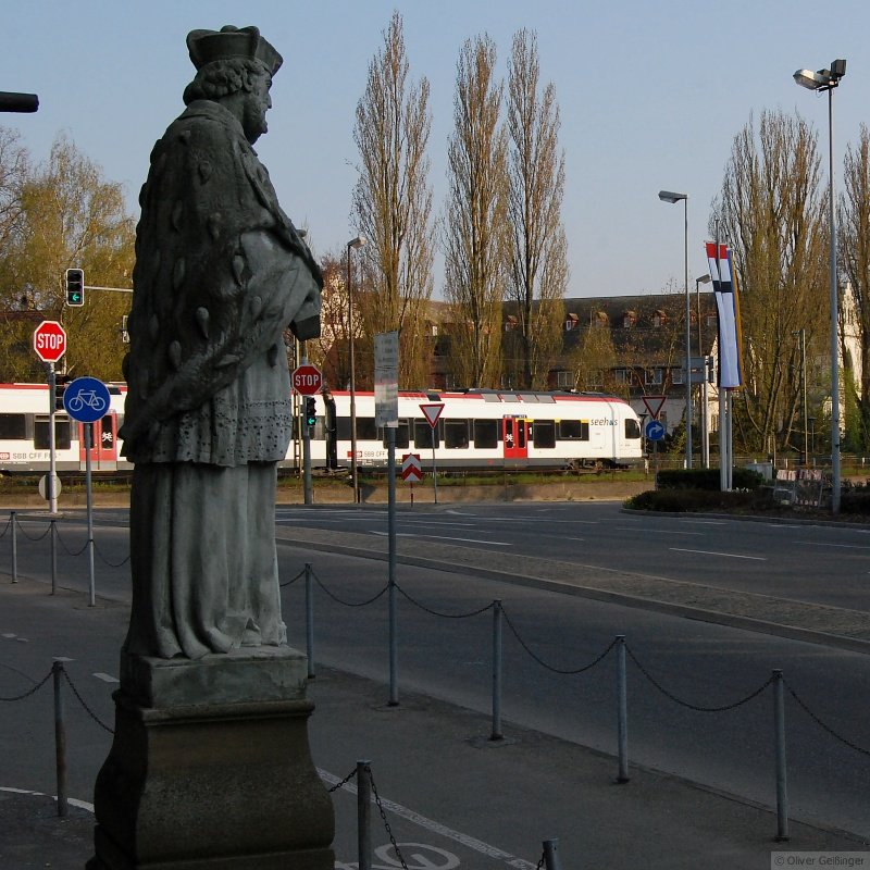 Osterhas (IV). Blick vom Rheinsteig auf den Osterhasen. Im Hintergrund das Domenikanerkloster auf der vorgelagerten Insel, heute Inselhotel Konstanz. (Ostermontag 2009, 18:23)