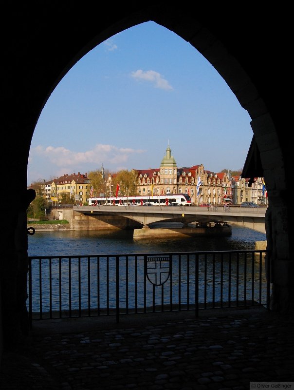 Osterhas (V). Eigentlich ist das Bild selbsterklrend mit dem Stadtwappen im Vordergrund... Blick durch den Rheintorturm  auf die alte Rheinbrcke mit Osterhas und die Seestrae in Konstanz.  (Ostermontag 2009, 18:23) —  Hier begann die frhere Rheinbrcke, die allerdings im 19. Jahrhundert abbrannte. Das hielt die Konstanzer nicht davon ab, das Seenachtsfest mit groem Feuerwerk noch am selben Abend trotzdem durchzufhren. Bitte entschuldigt bei der Serie das starke Rauschen, passiert, wenn man die falschen ISO-Einstellungen verwendet, lt sich aber so erst wieder nchstes Jahr verbessern, wenn das Wetter mitspielt... ;-) 