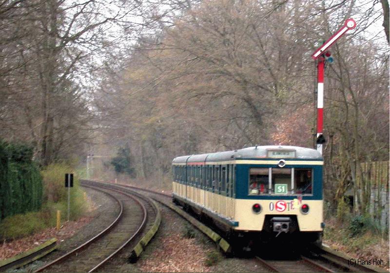 Ostern 2002. Sonderzug der BR 471 f�hrt vom Bf Hochkamp Richtung Blankenese aus.