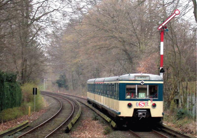 Ostern 2002. Sonderzug der BR 471 fhrt vom Bf Hochkamp Richtung Blankenese aus.