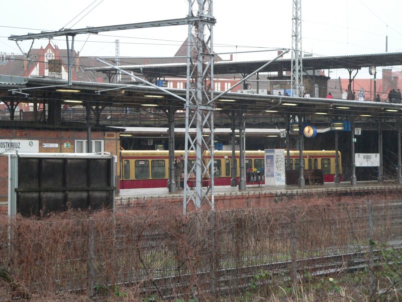 Ostkreuz vor dem groen Umbau. Blick vom Sden aufs Gleis der S3. 21.1.2007