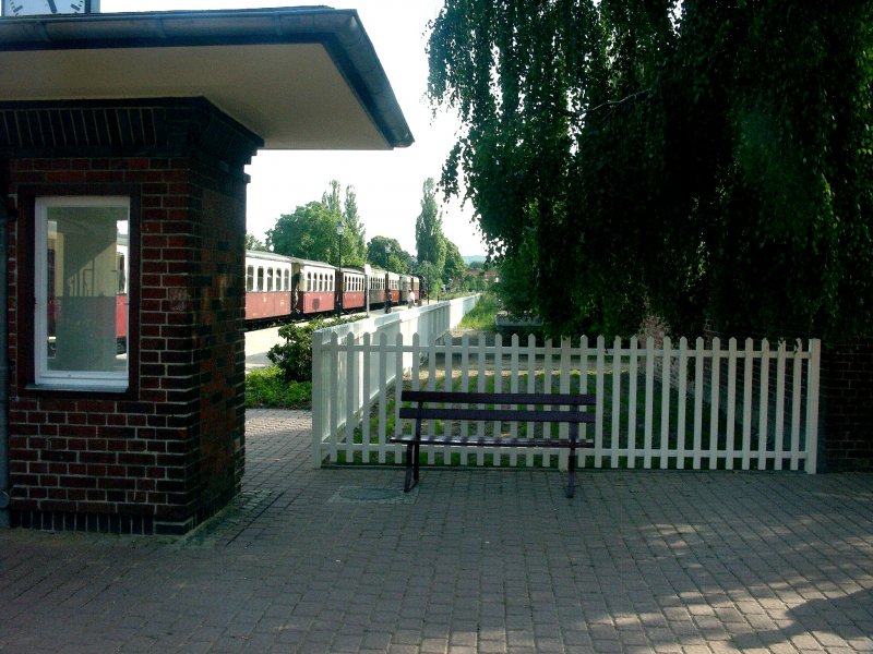 Ostseebad Khlungsborn Ost, Bahnhof mit Schmalspurzug, 2003