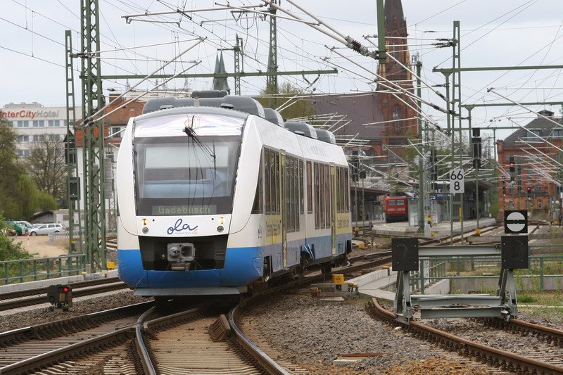 Ostseelandverkehr bei der Ausfahrt aus dem Schweriner Hbf. nach Gadebusch. 20.04.2007