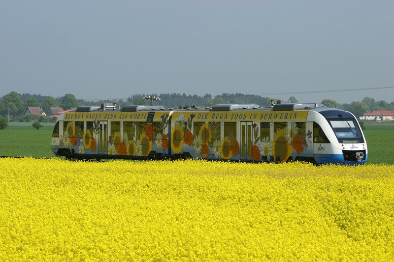 Ostseelandverkehr f�hrt mit Triebwagen 706 von Parchim nach Gadebusch. Aufgenommen kurz vor Friedrichsruhe. 03.05.2007