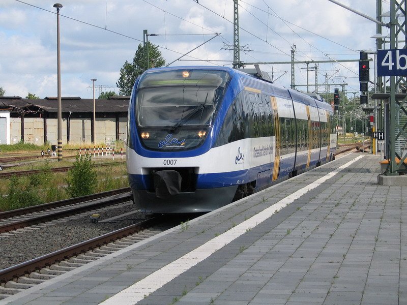 Ostseelandverkehr fhrt in Schwerin am Bahnsteig 4 von Rehna ein. Im Hintergrund der in sich zusammen fallende Rundschuppen. 30.06.2008