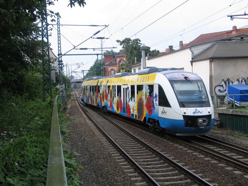 Ostseelandverkehr mit dem Blumentaxi bei der Einfahrt in den Schweriner Hbf. 20.07.2007