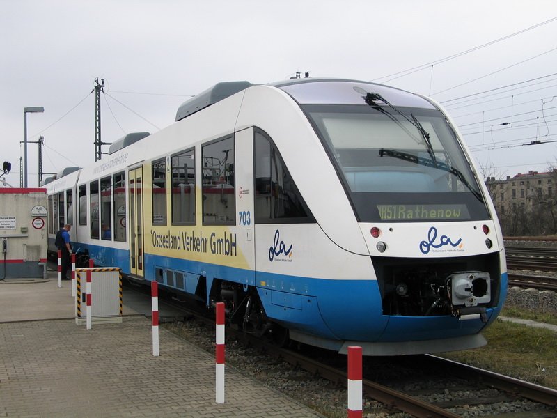 Ostseelandverkehr mit Triebwagen 703 tankt noch einmal bevor sie nach Rathenow zurck fhrt. 12.03.2009