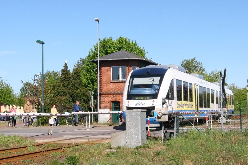 Ostseelandverkehr Sonderzug f�hrt in Hagenow Stadt am Stellwerk vorbei zur�ck nach Hagenow Land. 29.04.2007