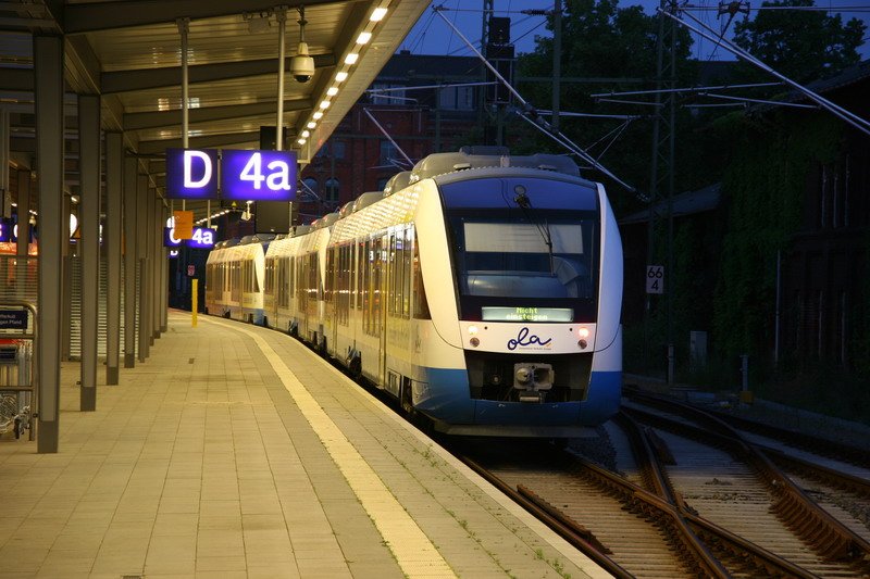 Ostseelandverkehr steht mit 3 BR 648 Lint 41 Triebwagen im Bf. Schwerin. Abends fahren sie bis Plate um von dort aus zurck ins Depot zu fahren. 06.06.2007