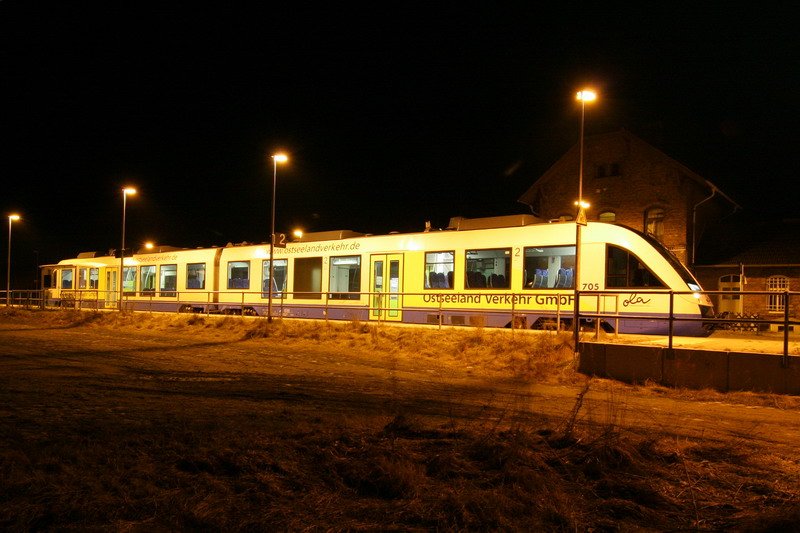 Ostseelandverkehr wartet im Bf. Gro� Br�tz auf den Gegenzug. 02/2006
