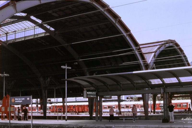 Ostteil, der unter Denkmalschutz stehenden, sthlernen  Hallen von Hagen Hbf.
In den 60ger Jahren konnten die Bahnsteige bei Regen, infolge der Luftangriffe von 1944, nur mit Schirm betreten werden. 