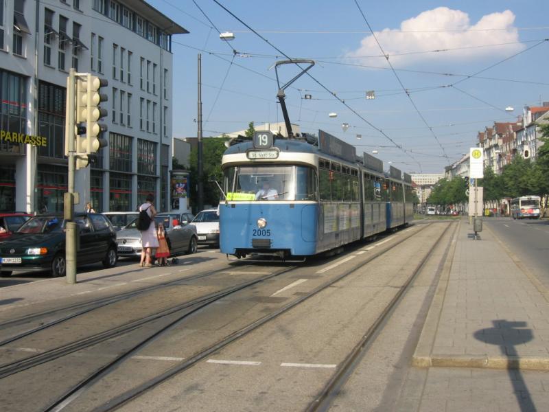 P-Wagen 2005 am Max-Weber-Platz,
zu diesem Zeitpunkt waren Bauarbeiten auf der Linie 19 am Maxmonument, die Linie 19 war geteilt die stliche Hlfte fhrte von Max-Weber-Platz - St-Veit-Strasse. Die westliche Hlfte von Maximilianeum - Pasing Marienplatz.