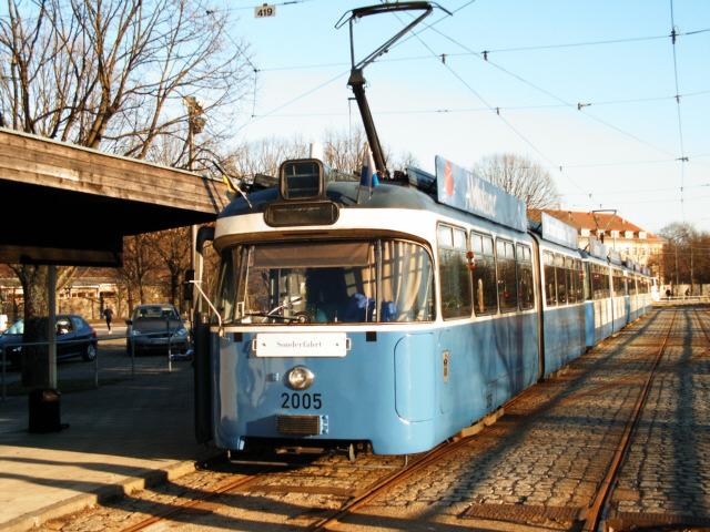 P-Wagen 2005/3004 und 2021/3003 stehen in der Ackermannschleife...