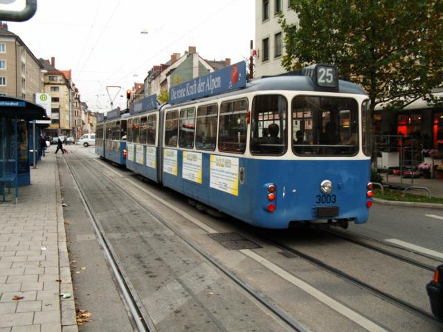 P-Wagen 3003 steht am Ostfriedhof...