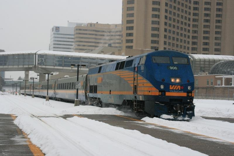 P42DC #906 der VIA Rail fhrt mit dem Zug aus Windsor in Toronto Union Station ein; 18.01.2009