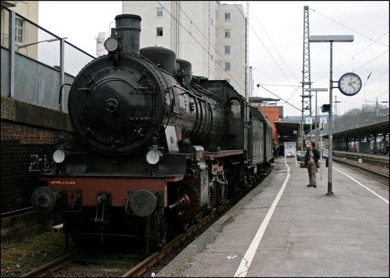 P8 2455 POSEN steht am 06.03.2008 mit dem  Zug der Erinnerung  auf Gleis 1 in Siegen. 