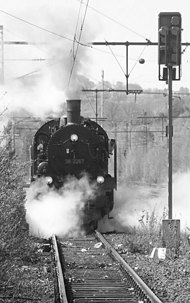 P8 38 2267 des Eisenbahnmuseums Bochum Dahlhausen bei der Ausfahrt aus Hattingen Richtung Wengern Ost am 7.04.2002.
