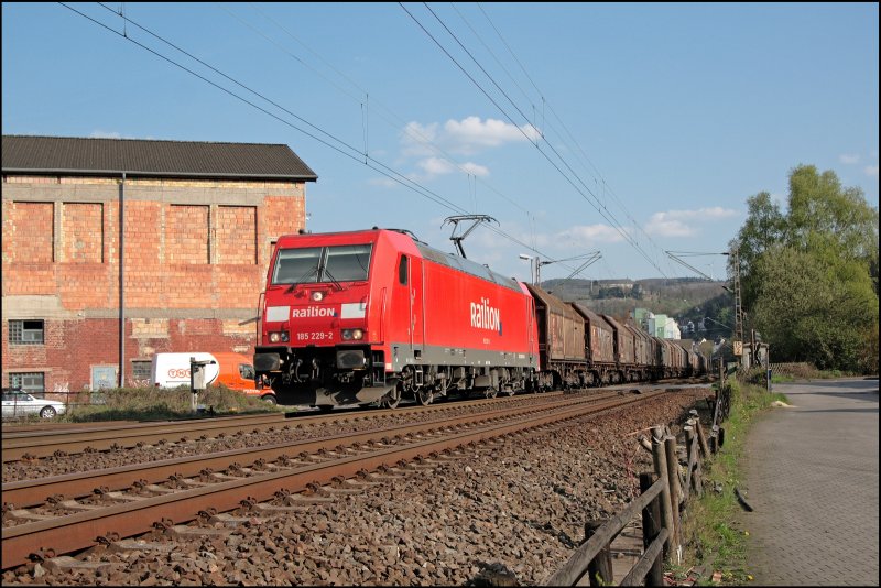 Paar Sekunden sp�ter wird die 185 229 mit dem 47056 nach Hamm(Westf) aus einer anderen Perspektive aufgenommen. (23.04.2008)
