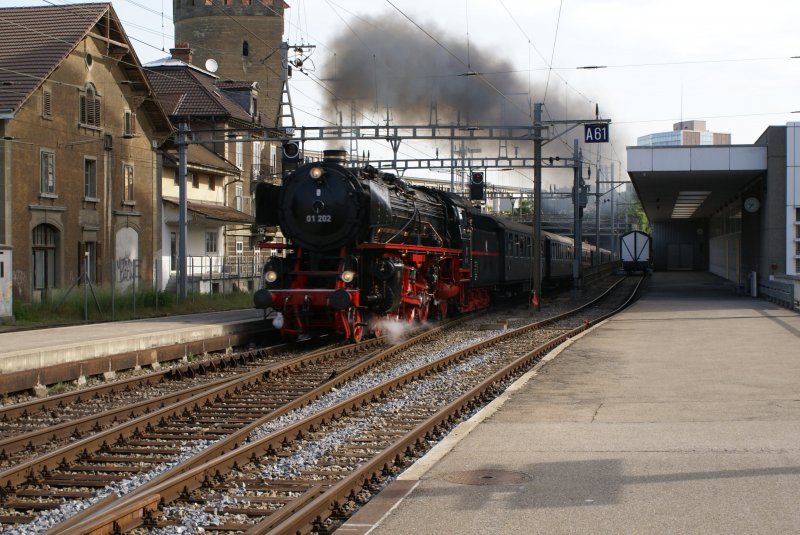 Pacific 01 202 durchfhrt am 24.5.09 mit dem NRE den Bahnhof von Fribourg.
