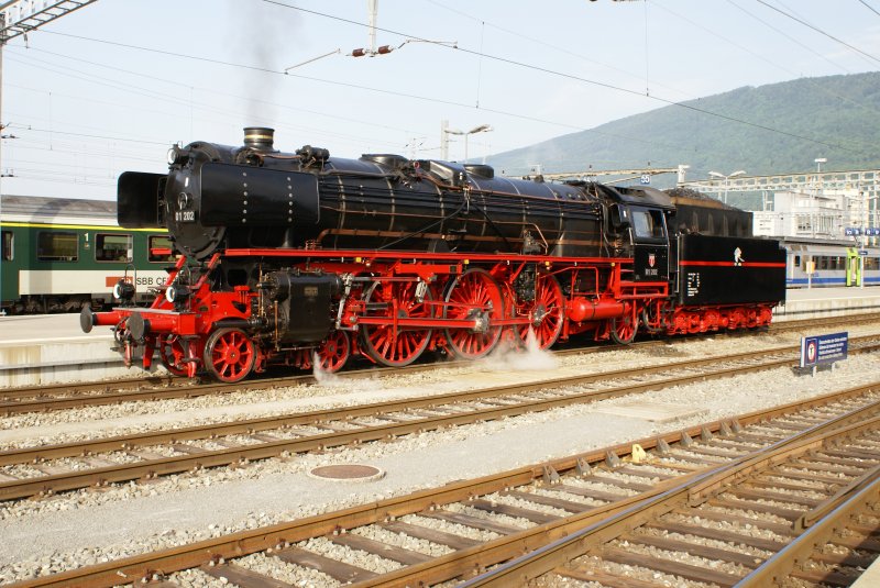 Pacific 01 202 wartet am 24.5.09 in Biel auf den Nostalgie Rhein-Express, um diesen nach Lausanne zu fhren.