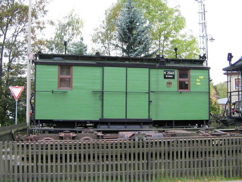 Packmeister K2045 mit Oberlichtaufbau im Geyerschen Bahnhof, 03.10.07 Leider war am Tag der Einheit nicht das beste Wetter.