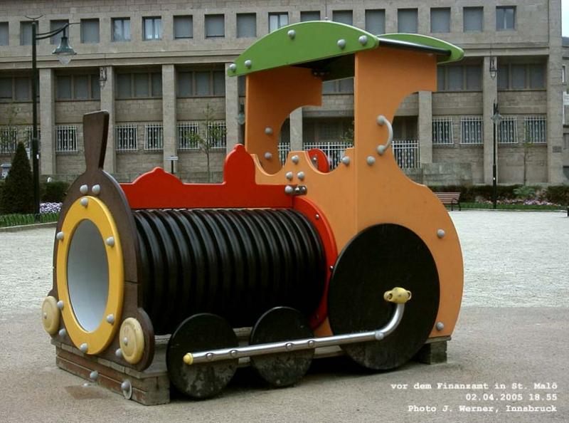 P�dagogisch wertvolles Spielzeug in einem Park vor dem Finanzamt in St. Mal�, Bretagne. Wenn auch gemeinhin dem Strom der Vorzug zu geben sein wird, so kann sich doch selbst heute niemand der hohen Symbolkraft der Dampflokomotive entziehen. 2. April 2005