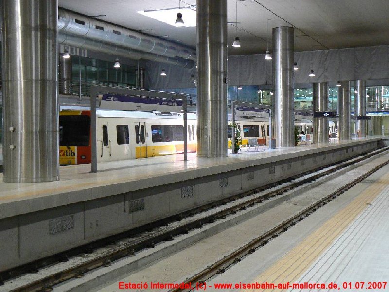 Palma de Mallorca, Estaci Intermodal. Auf Gleis 3 ist die Doppeleinheit 61-39 / 61-40 und 61-29 / 61-30 abgestellt. Foto: 01.07.2007