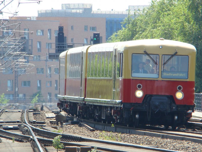Panorama S-Bahn Berlin, ist am 07.06.2008 um 15:16 unterwegs. Hier bei der Durchfahrt Berlin Hauptbahnhof.