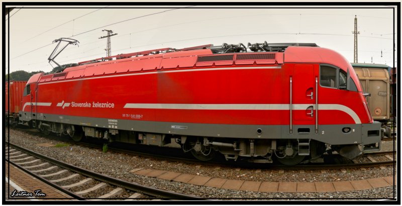 Panoramafoto der slowenischen E-Lok 541 006 im Bahnhof Knittelfeld. 
20.10.2007