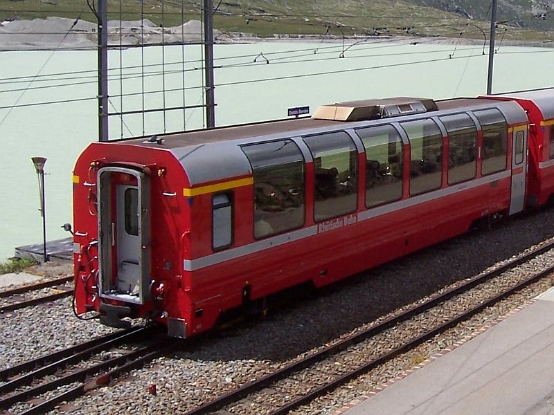 Panoramawagen 1.Klasse am 11.07.2007 in Ospizio Bernina, dahinter der Stausee. Fahrplan-Zge mit Panoramawagen kosten 7 SFr Zuschlag unabhngig von der Streckenlnge, wer das nicht bezahlen will, mu in einen der beiden Triebwagen fahren, falls dort Platz ist!