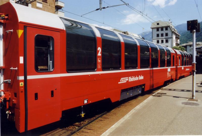 Panoramawagen des Bernina-Express in Tirano/Italien im Sommer 2003.