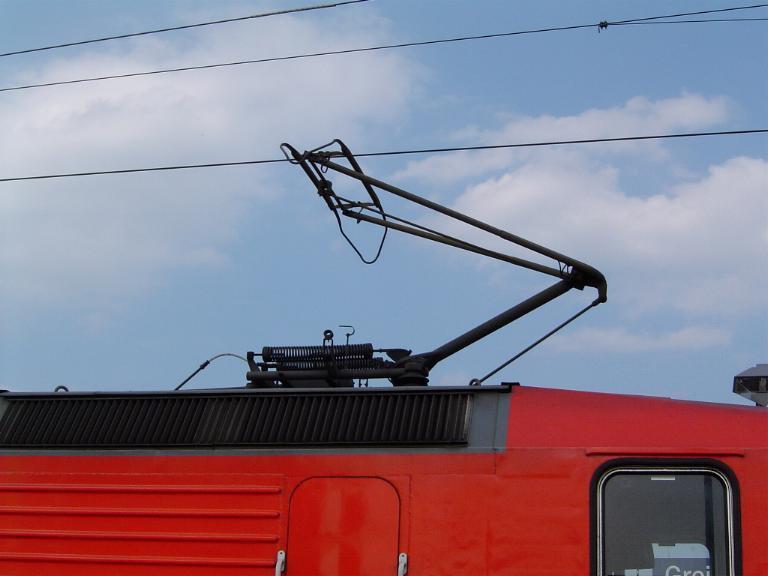 Pantograph der 143 305. (Greifswald, 11.05.03)