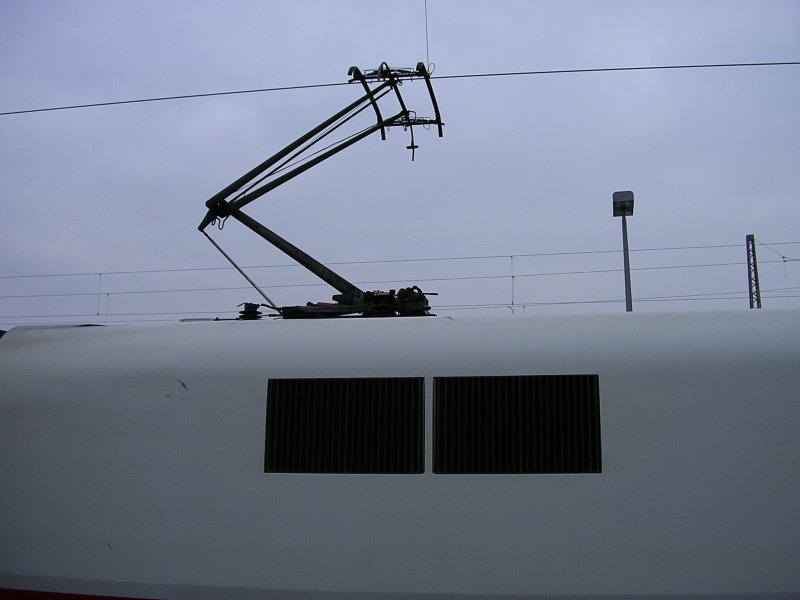 Pantograph des TK 402 009-5 vom ICE 2  Riesa .(28.01.2008)