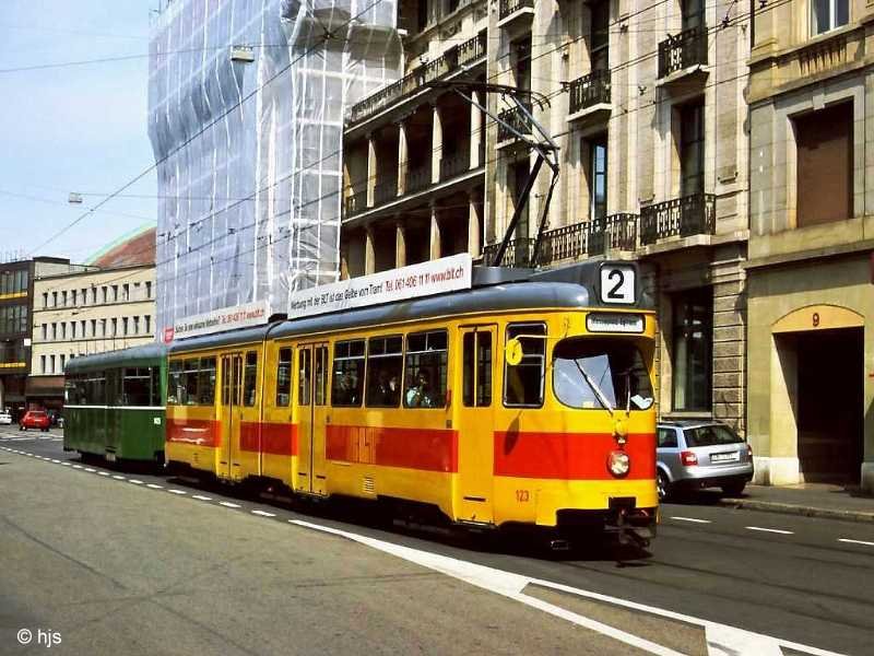  Papageien-Zug  BLT Be 4/6 123 + BVB B 1425 auf der Centralbahnstrae (28. April 2004).