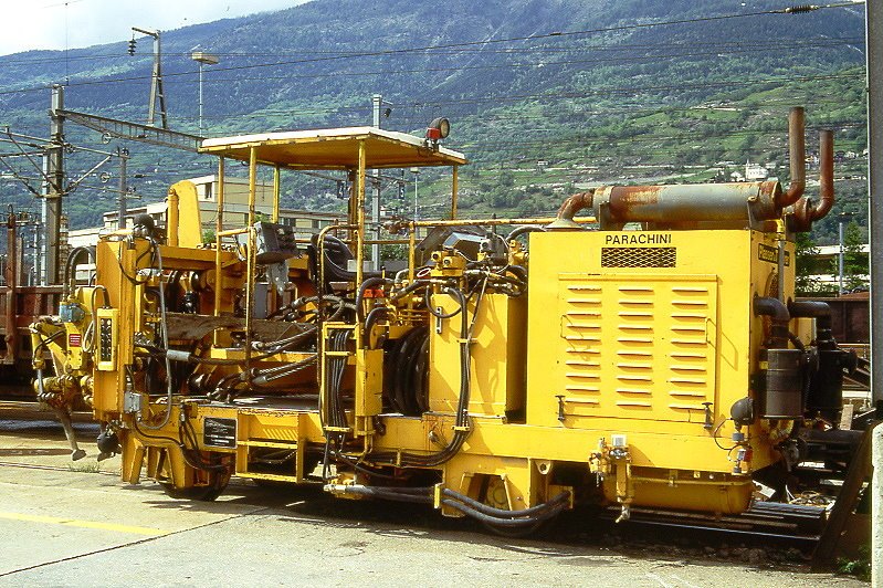 Parachini - Unima 1 am 20.05.1996 in Visp - Gleisstopfmaschine  - Baujahr 1985 - Plasser&Theurer2734 - Unima 1
