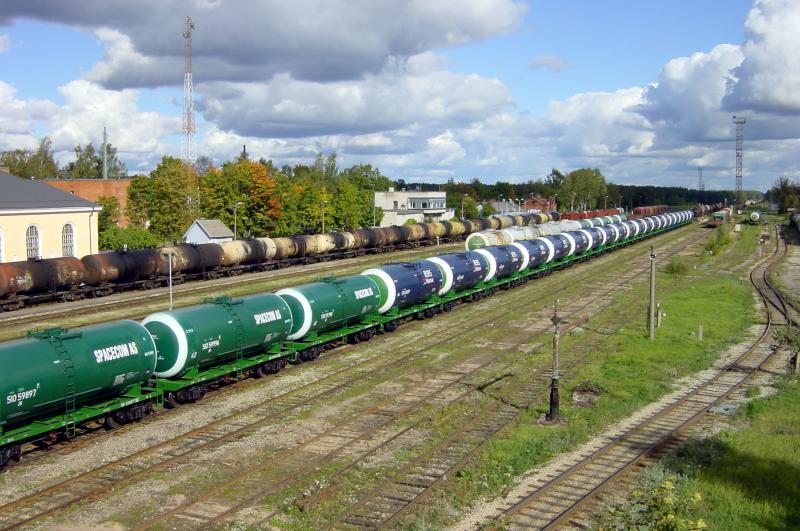 Parade neu lackierte Tankwagen im Bahnhof Valga