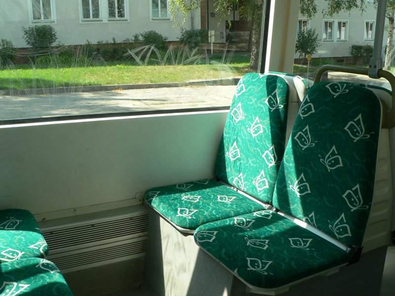  Paradiesische Verhltnisse  findet man meist in kleineren Orten, hier in einer Straenbahn in Frankfurt (Oder) vor. Diese Sitze kann man noch benutzen, im Gegensatz zu vielen in Berliner Straenbahnen. Aber auch hier werden Scheiben zerkratzt und auch hier verwechselt der eine oder andere die Sitz- mit einer Fubank. 21.7.2007