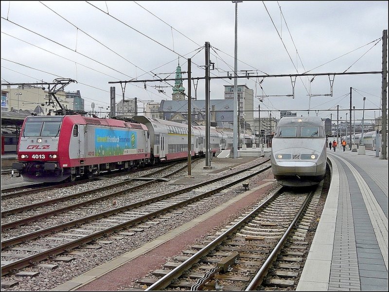 Paralellausfahrt am 24.02.09 aus dem Bahnhof von Luxemburg: E-Lok 4013 fhrt nach Rodange und der TGV nach Paris-Est. (Jeanny) 