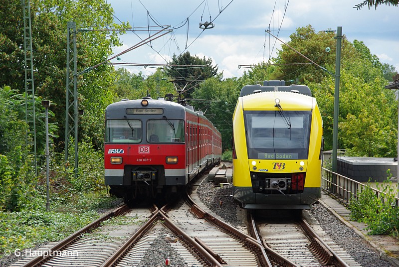 Paralelleinfahrt in Bad Soden mit 420 337 und 420 305 sowie mit VT 201 der  Taunusbahn am 3.9.09.