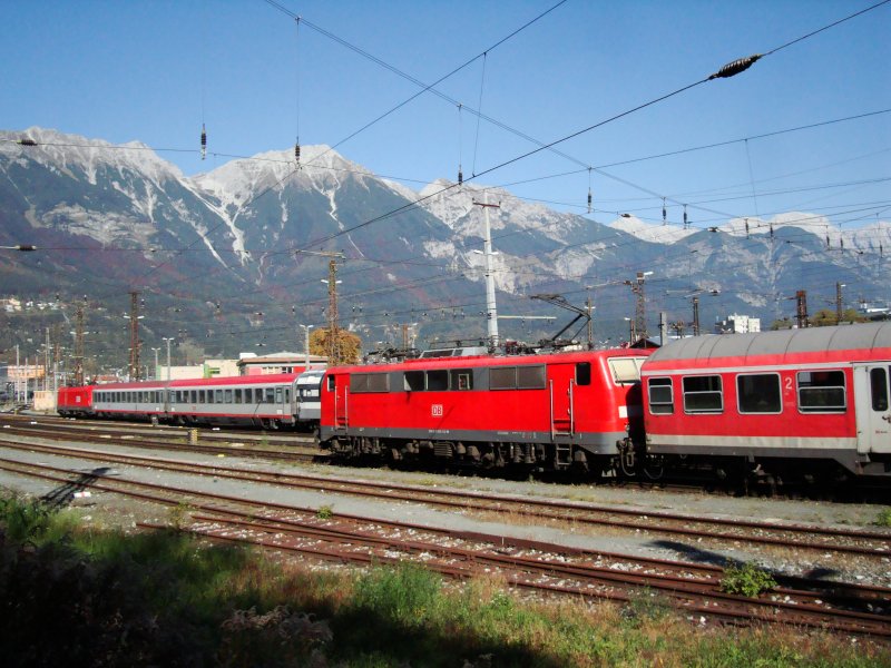 Paralelleinfahrt in Innsbruck Hbf mit einer 1016 mit Transalpin am Haken und einer BR 111 am 10.12.2008