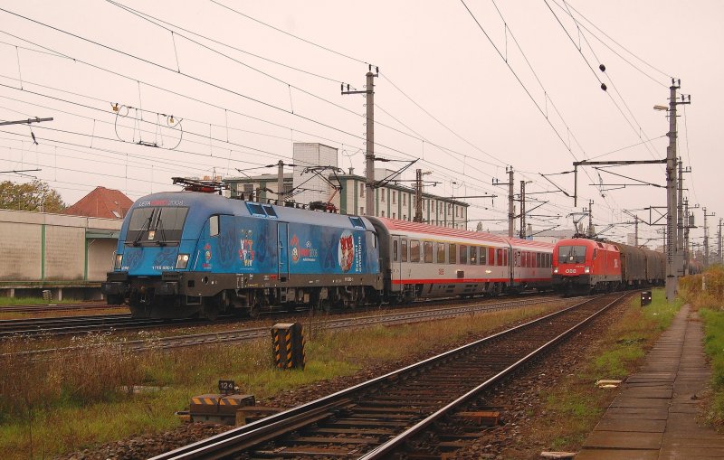 Paralelleinfahrt in den Welser HBF am 11.10.2008;
1116 080 mit dem IC 645 und 1116 277 mit einem
Gterzug.