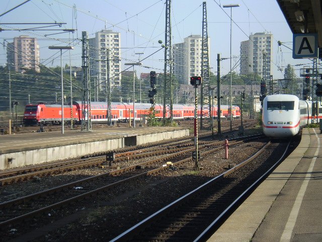 Parallel Einfahrt in den Stuttgarter Hbf. 
Eine 146 mit RE aus Ulm und ein ICE der nach Berlin fahren wird. 
Stuttgart Hbf