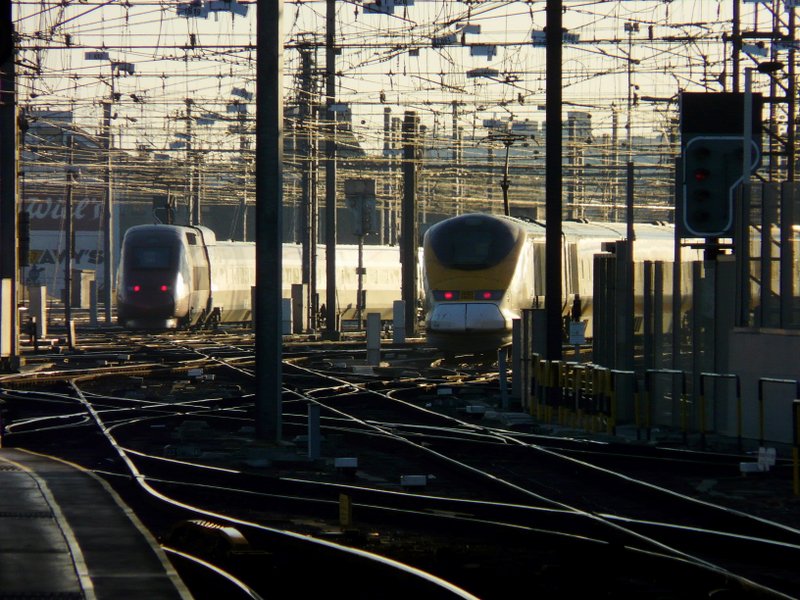 Parallelausfahrt eines Eurostars und eines Thalys aus dem Bahnhof Brssel Midi am spten Nachmittag des 17.02.08.