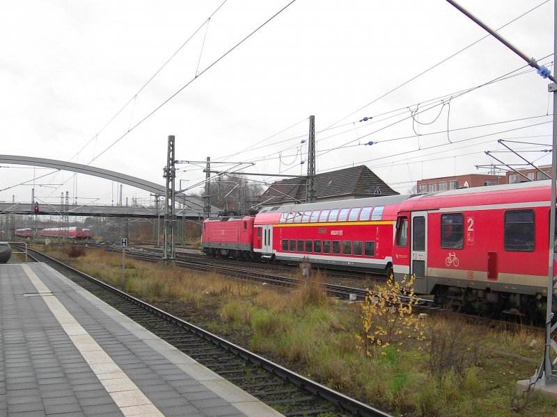 Parallelausfahrt von RE 21413 Lbeck Hbf - Hamburg Hbf (hinten) und RE 21813 Kiel Hbf - Lneburg (vorne) aus dem Lbecker Hbf am 20.12.08.