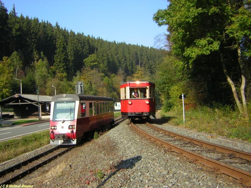 Parallelausfahrt der Triebwagen 187 017 und T1 am 15.10.2005 
aus Alexisbad in Richtung Stiege.


