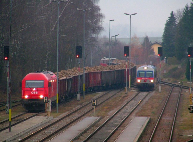  Paralleleinfahrt  2016 075-3 mit 76Ax Rbenzug und 2043 022-9 als Nachschiebelok, sowie des Triebzuges BR5047 (R 3478)