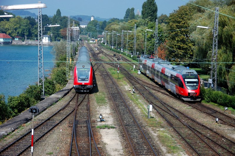 Paralleleinfahrt in den Bahnhof von Lindau am Bodensee. Die Mwen auf diesem Bild schauen desinteressiert weg... Alltag fr sie. (30.08.2008).