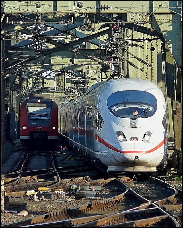Parallelfahrt auf der Hohenzollernbrcke: Eine Doppeleinheit ICE 3 und ein Triebzug der BR 425 fotografiert whrend der Einfahrt in den Hbf von Kln am 08.11.08. (Jeanny)