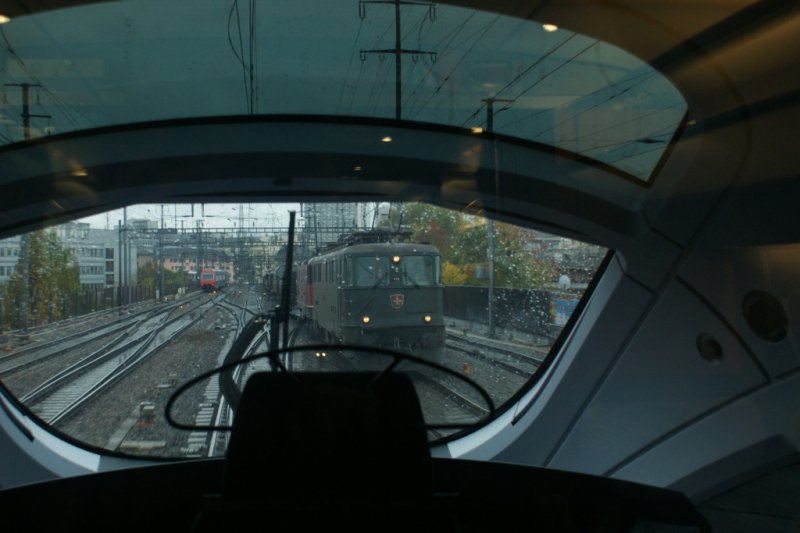 Parallelfahrt; nur so konnte ich mit einer 1/50 Sek. durch die Scheibe und Fhrerstand des ICE-T die Ae 6/6 und Re 4/4 II mit ihrem Gterzug in Zch. Oerlikon aufnehmen. 
Bei diesem Bild geht es weniger um die Perfektion einer Ae 6/6 Aufnahme, als um (zufllige) Mglichkeiten in der Bahn-Fotografie und irgendwie, so finde ich jedenfalls, vermittelt das Bild eine gewisse Stimmung. 
28. Oktober 2008
